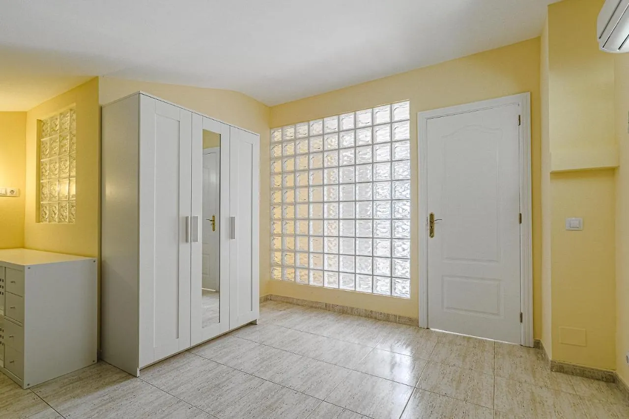 アパート Red Large Family Apartment, Three Floors, 10 Guests アデヘ