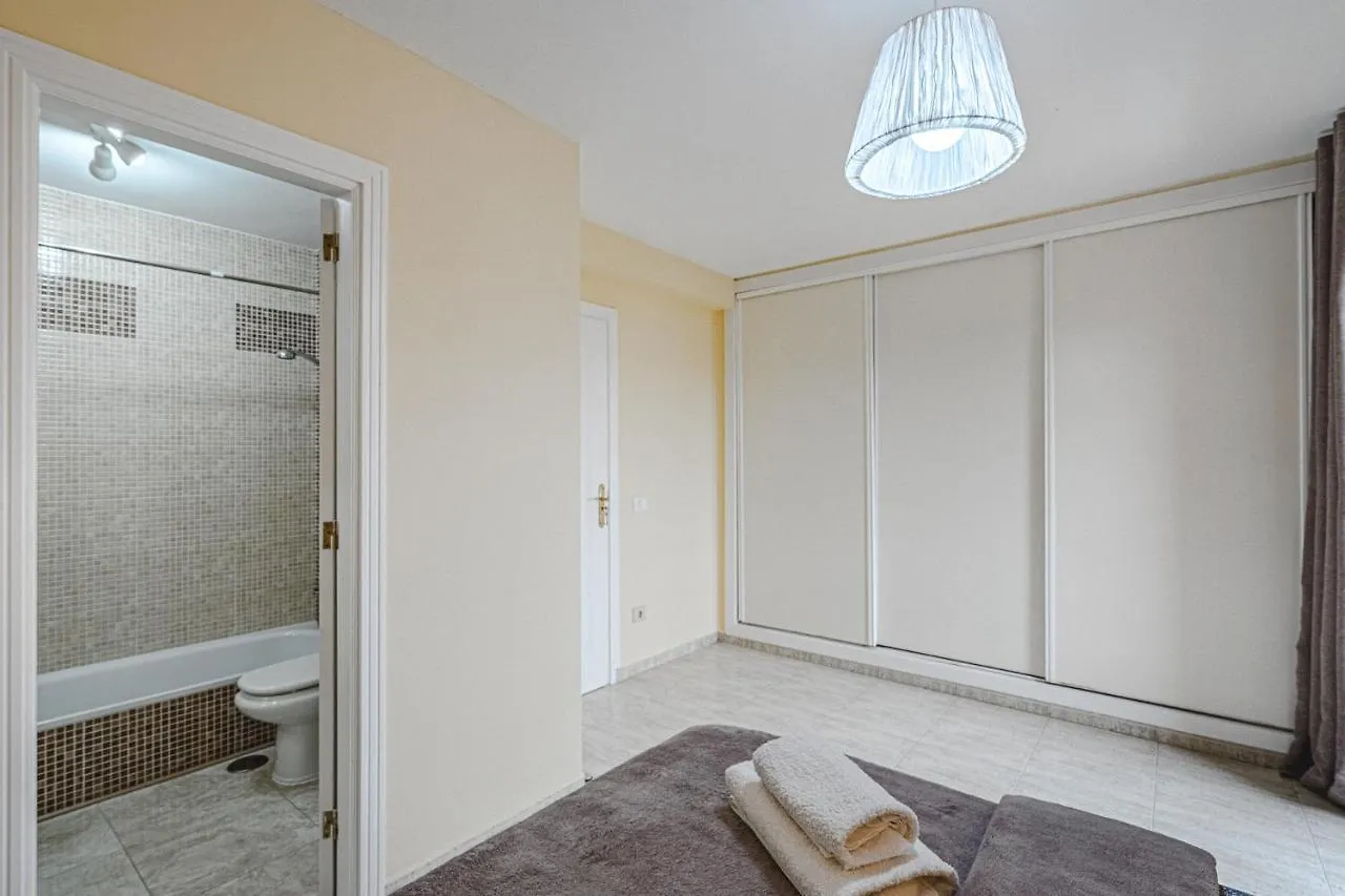 Red Large Family Apartment, Three Floors, 10 Guests アデヘ スペイン