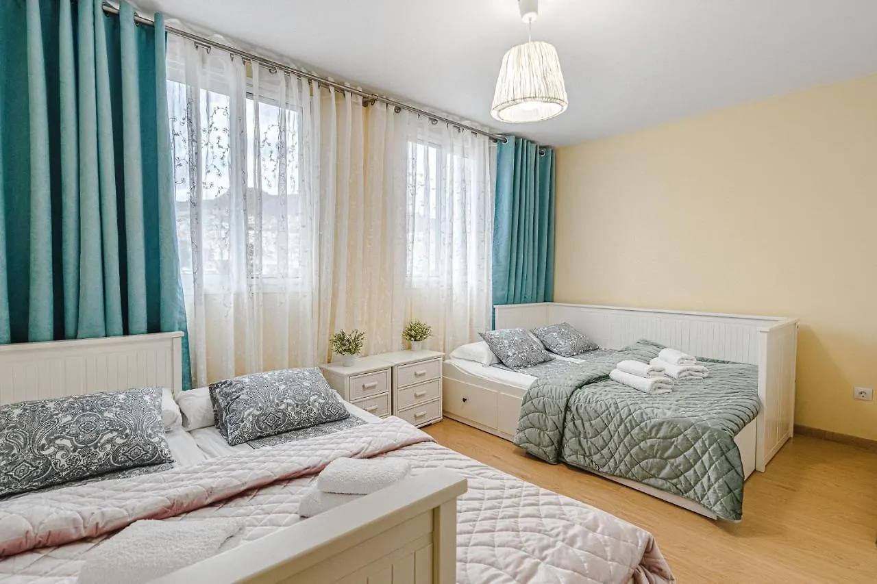 Red Large Family Apartment, Three Floors, 10 Guests アデヘ 0*,