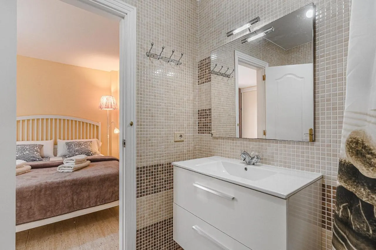 Red Large Family Apartment, Three Floors, 10 Guests アデヘ